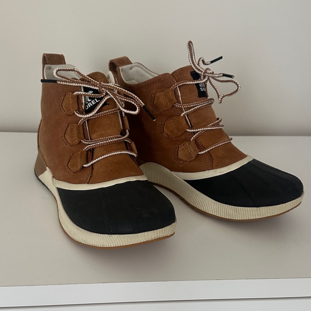 Sorel Women's Tan and Black Winter Boots